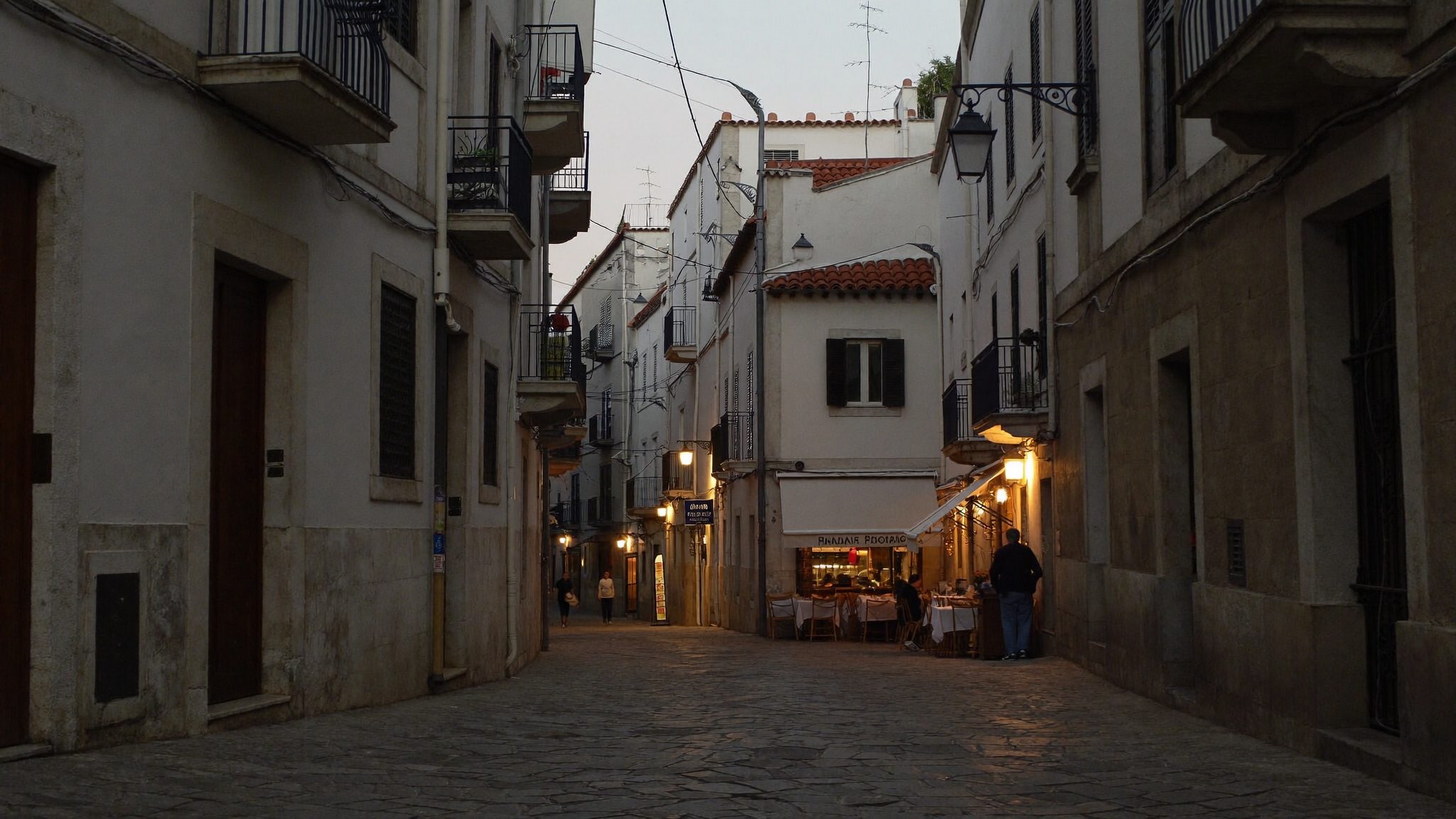 Rua da Zona Velha do Funchal ao entardecer, perto do Nyxenix