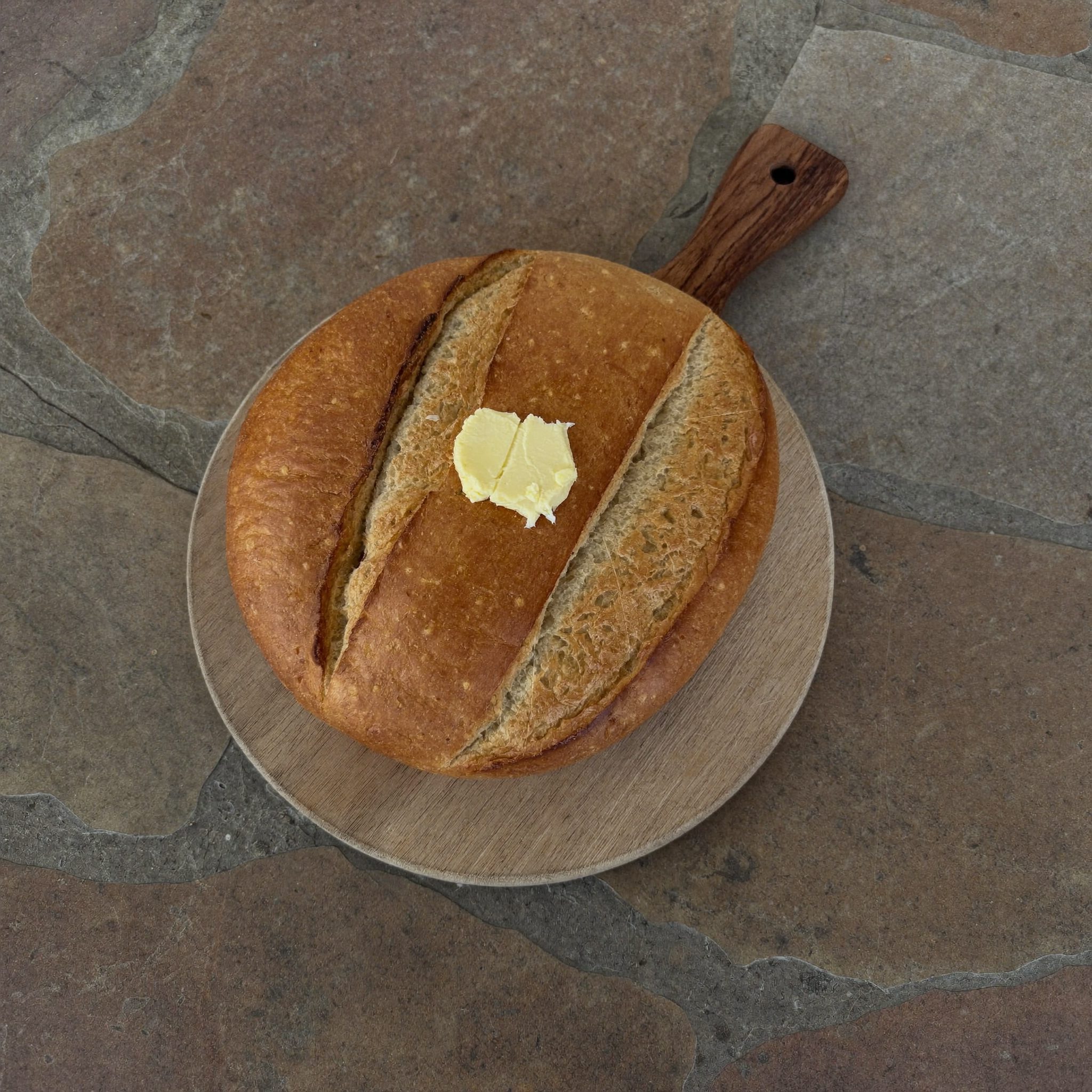 Bolo do caco com manteiga de alho e salsa