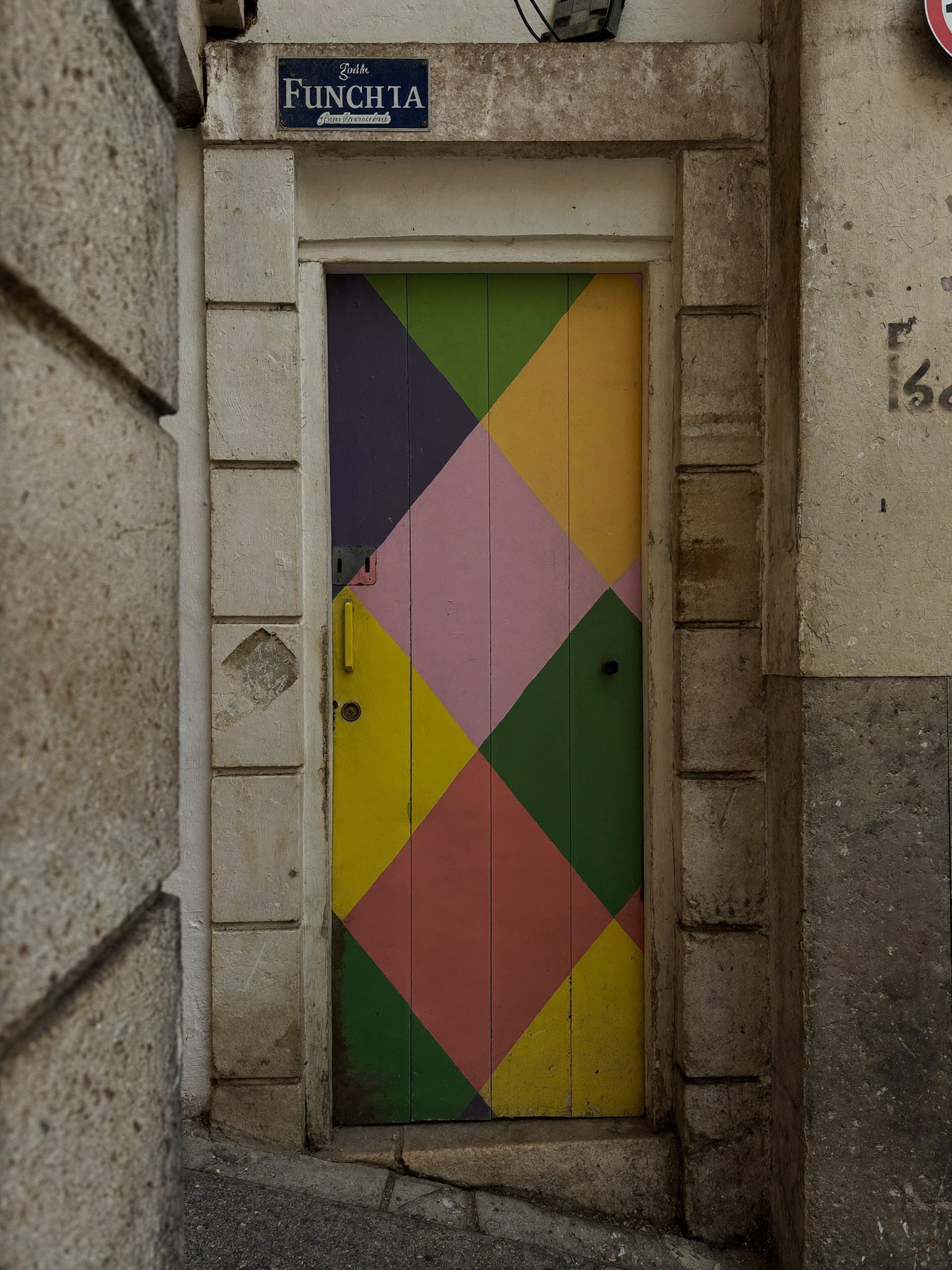 Porta pintada na Rua de Santa Maria, Zona Velha do Funchal